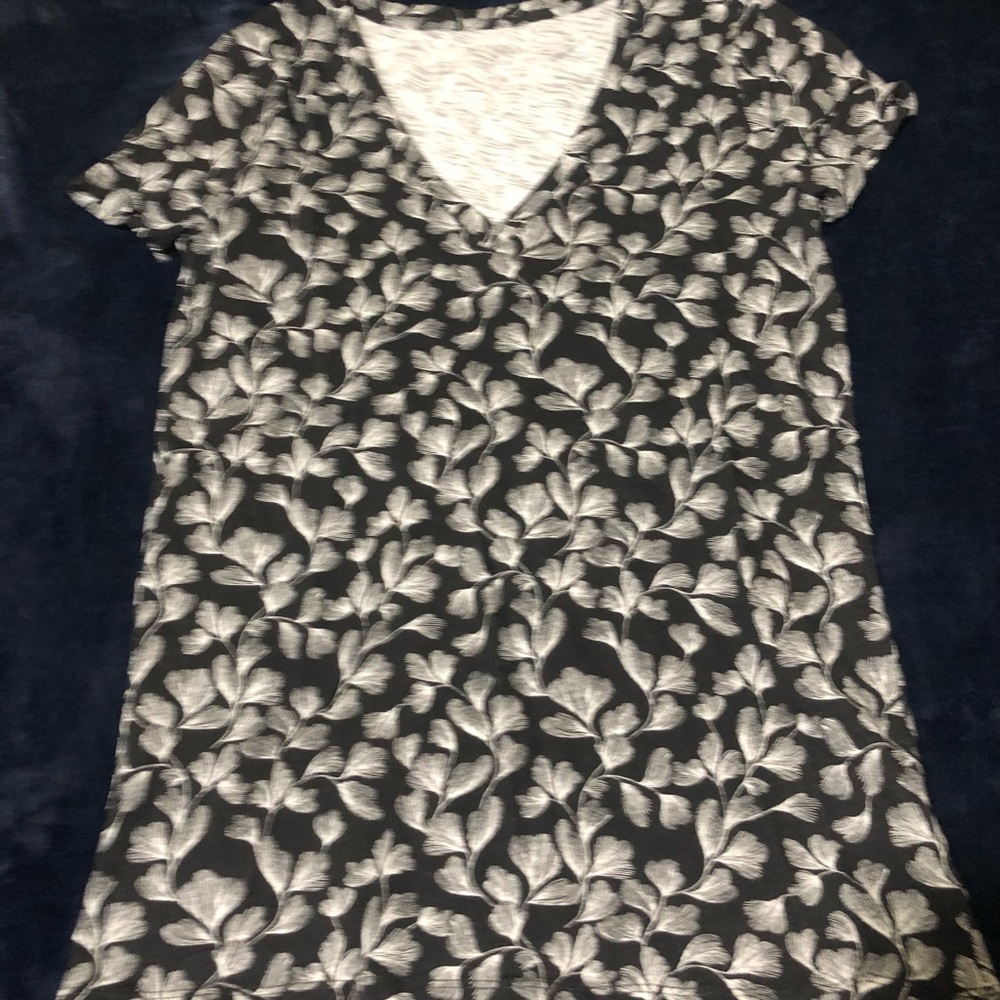 Merona Black and White Leaf Print V-Neck Short Sleeve Tee